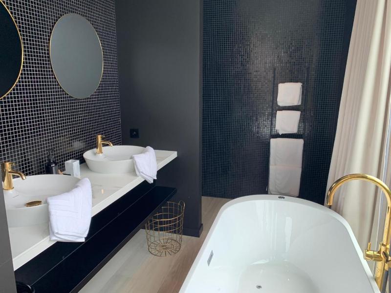 King Room with Spa Bath image 3