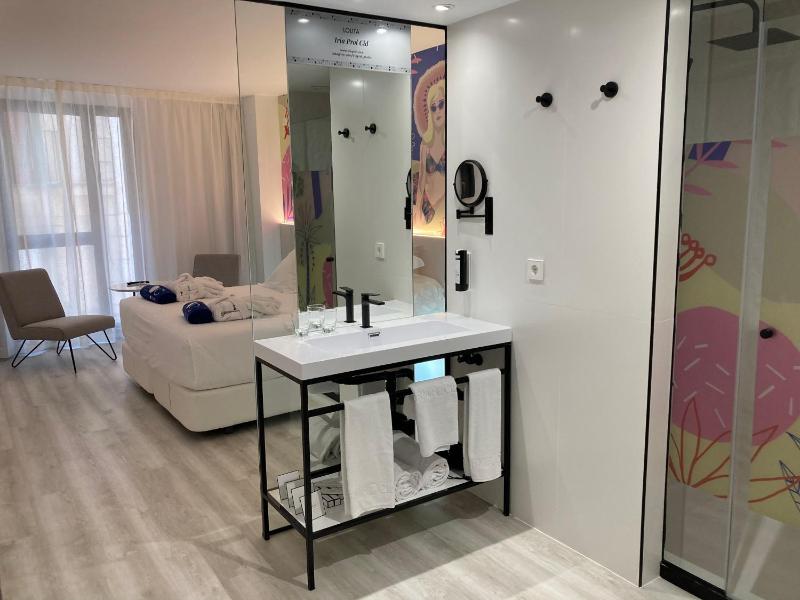 Superior Double Room image 3