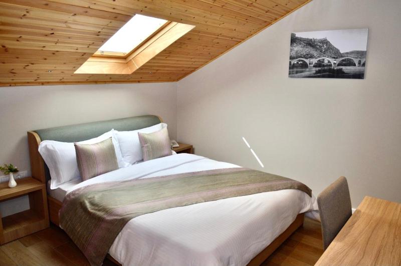 Double Room image 3