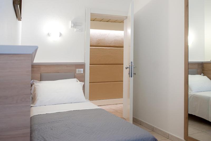 Single Room image 4