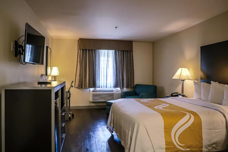 Standard Room, 1 Queen Bed, Non Smoking image 4