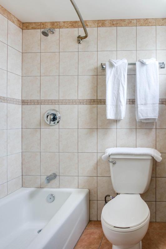 King Room with Spa Bath image 2