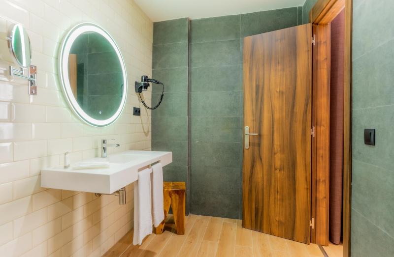 Triple (2 adults and 1 child) image 2