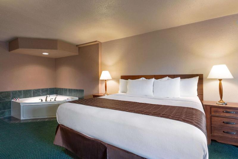 King Suite - Non-Smoking image 3