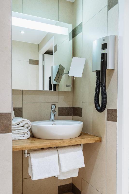 Classic Double Room image 2