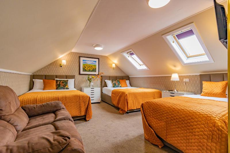 Family Room (6 Adults) image 4