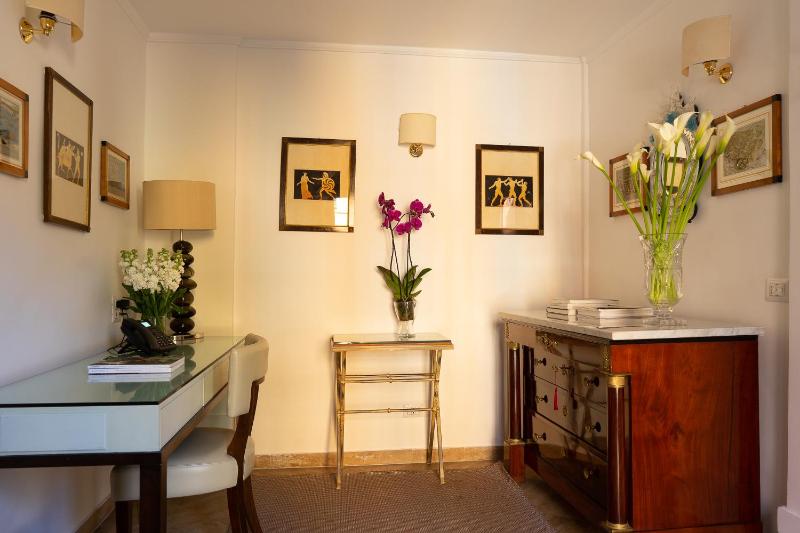 One-Bedroom Apartment - Split Level image 4