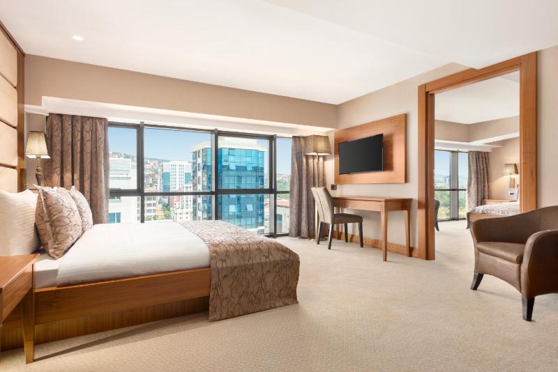Family Suite with Two Double Beds image 4