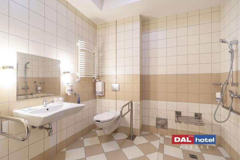 Twin Room image 4