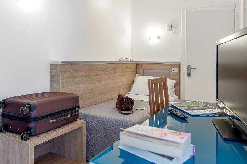 Single Room image 3
