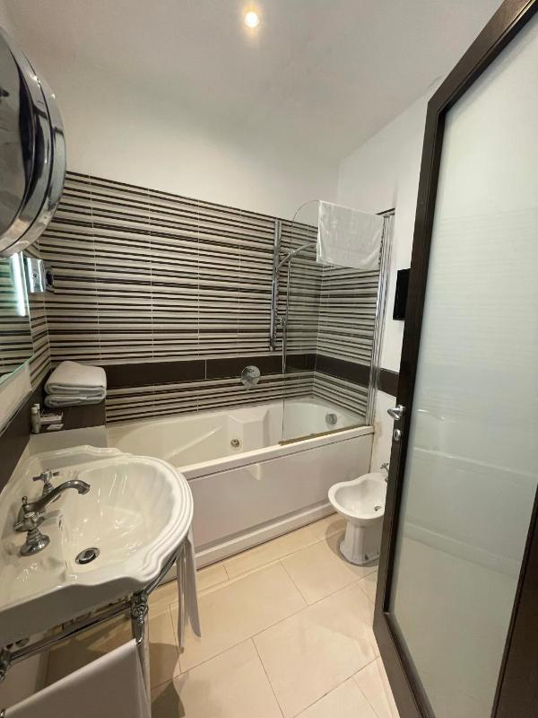 Classic Triple Room image 4