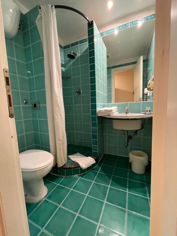 Economy Double Room image 4