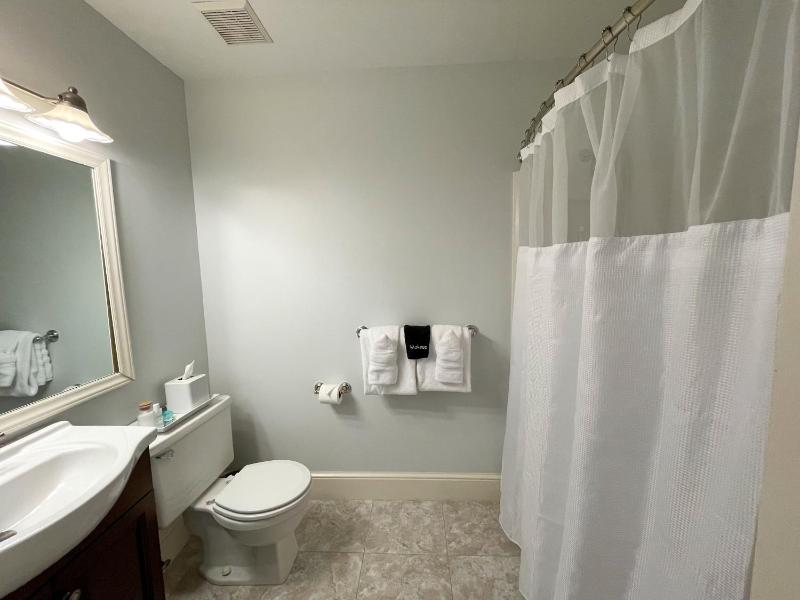 Queen Room image 2