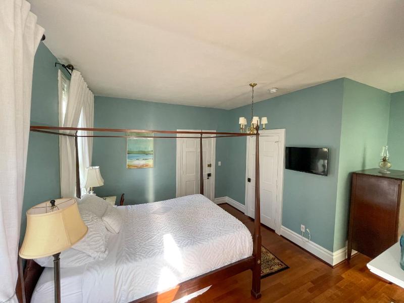 Queen Room image 2