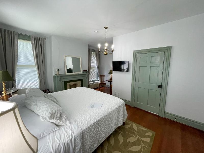 King Room image 3