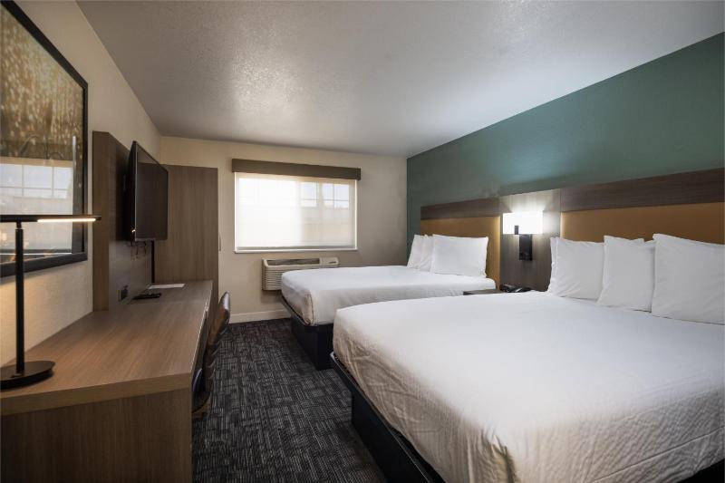 Quadruple Room with Two Queen Beds - Non Smoking/Interior Corridor image 1