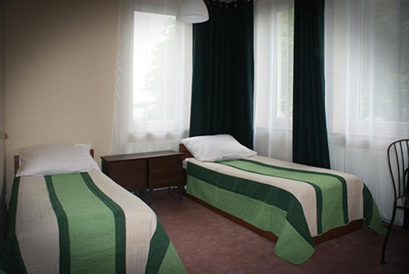 Twin Room image 3