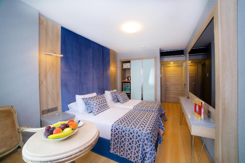 Double Room image 3