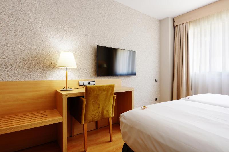 Twin Room image 3