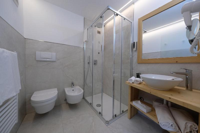 Deluxe Room image 3