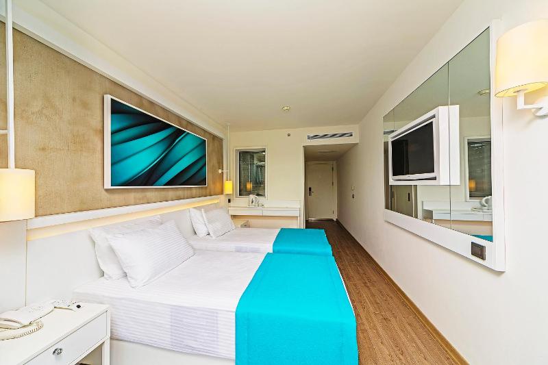 Standard Double or Twin Room with Sea View image 4