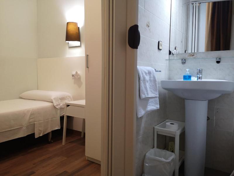 Hostal Lesseps - image 5