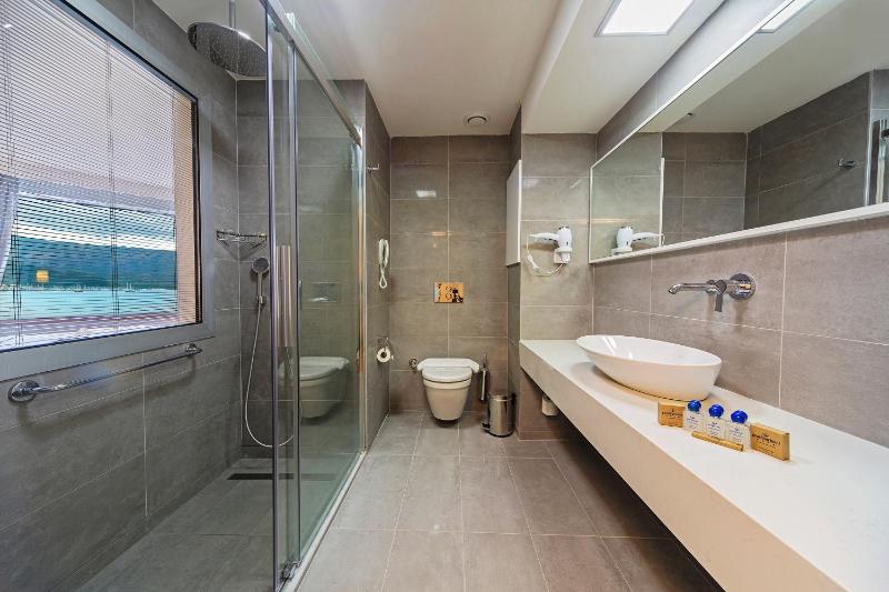 Corner Suite image 3