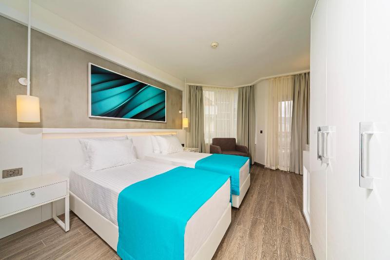 Standard Double or Twin Room with Partial Sea View image 4