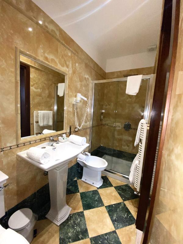 Superior Double Room with Four Poster Bed image 4