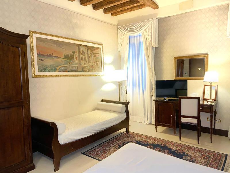 Deluxe Double Room image 1