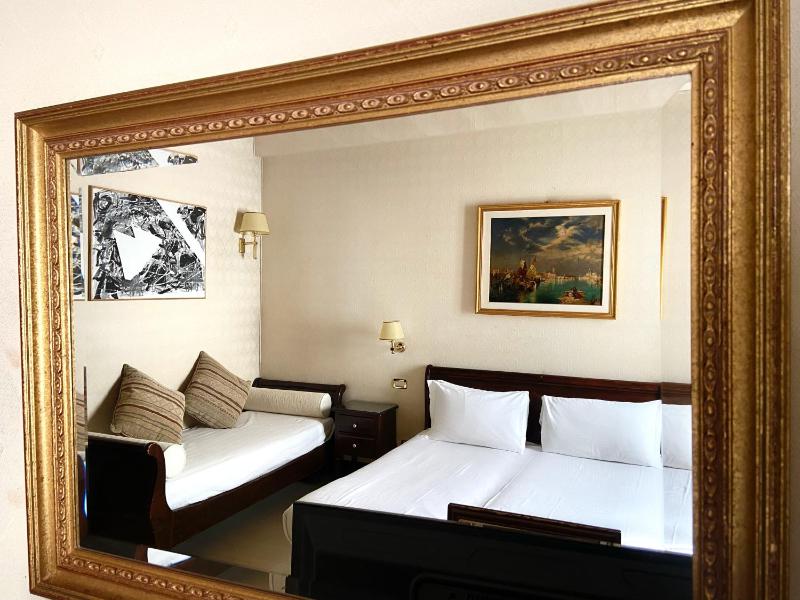Classic Double Room image 3