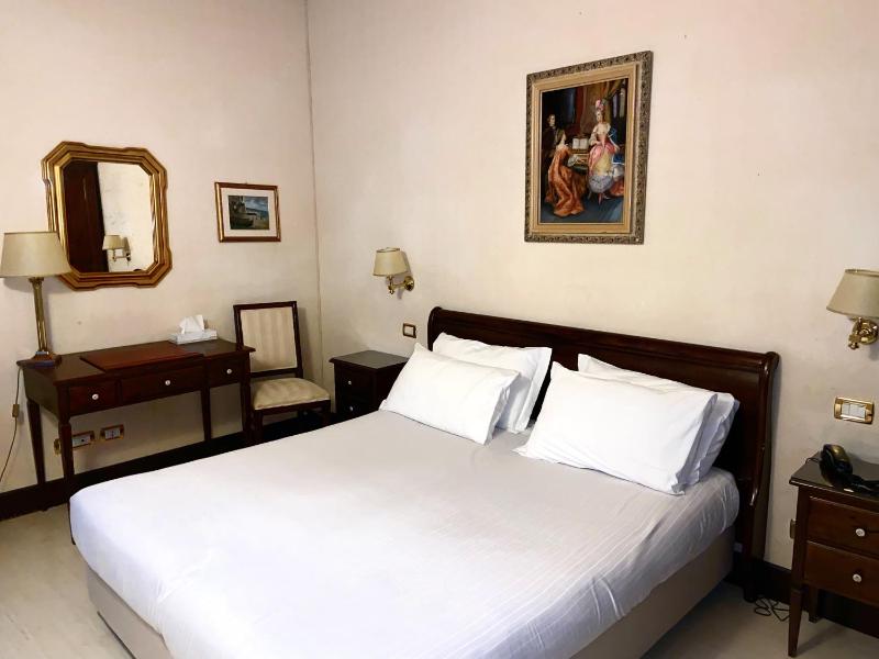 Classic Double Room image 4