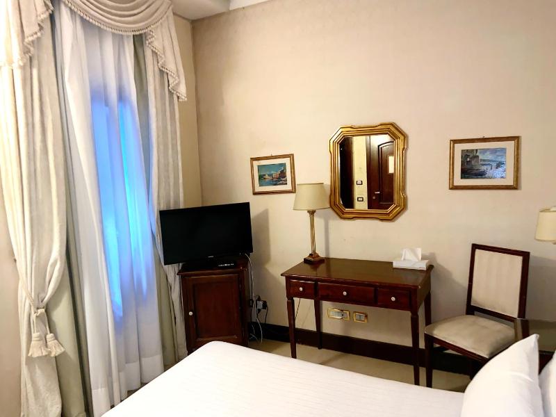 Classic Double Room image 2