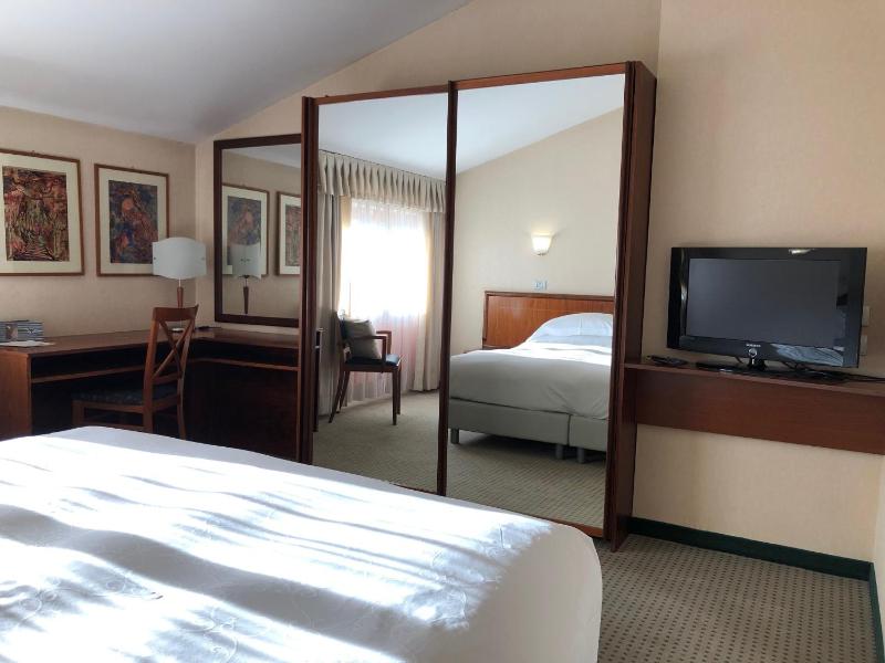 Double or Twin Room image 3