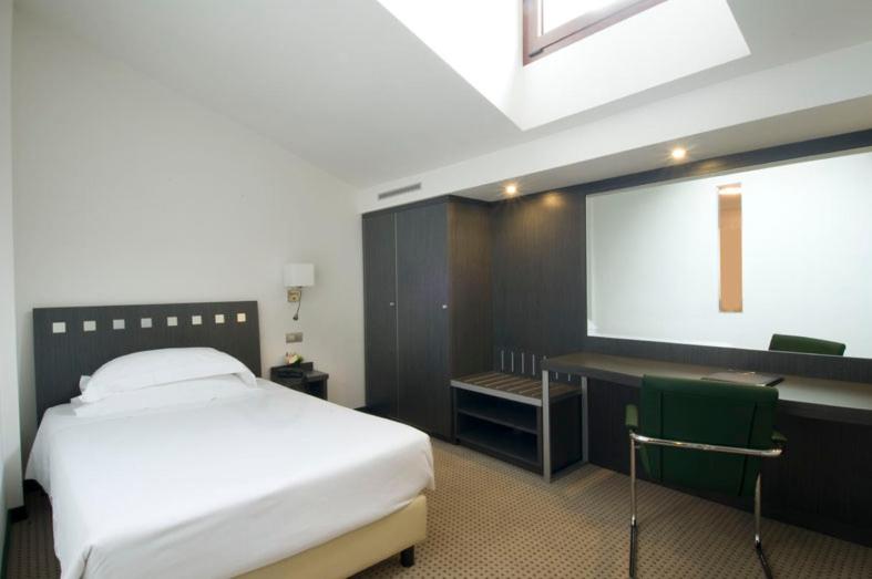 Single Room image 3