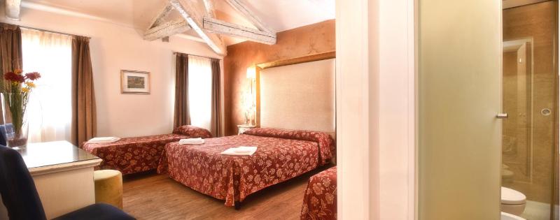 Deluxe Quadruple Room image 2