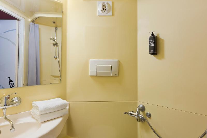 Classic Double Room image 4