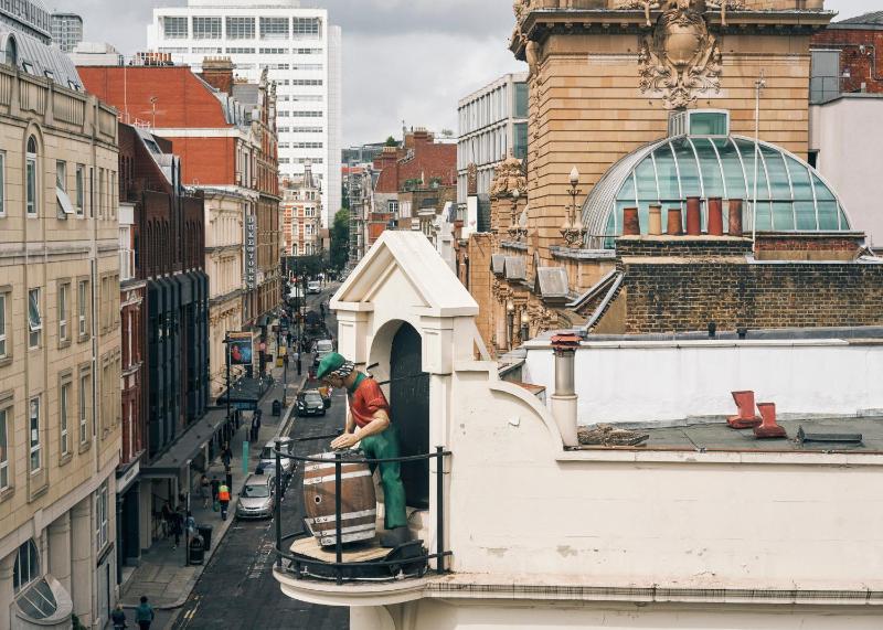 Superior Double Street View Room image 4