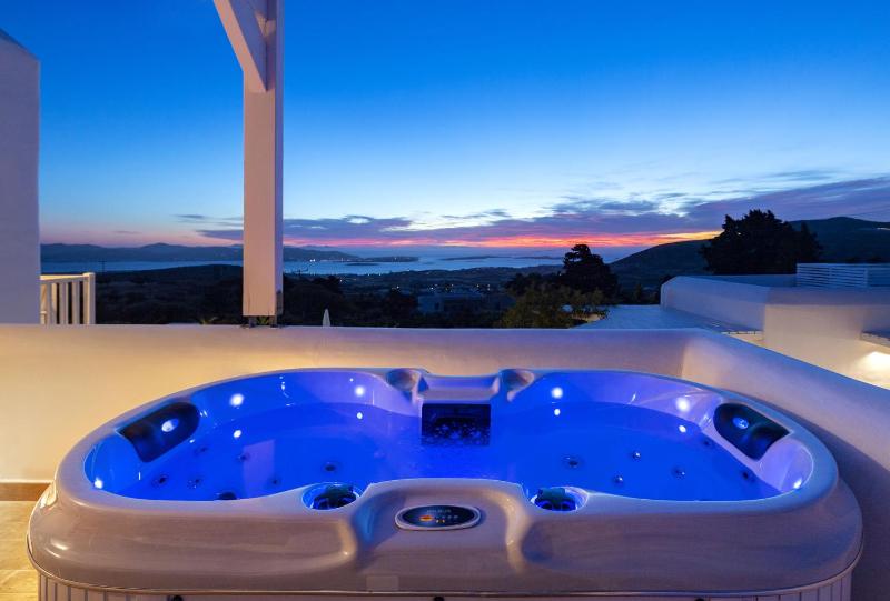Studio with Private Outdoor Jacuzzi image 4
