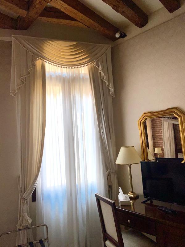 Superior Double Room with Four Poster Bed image 2