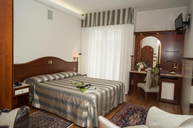 Double Room with Lateral Sea View image 4