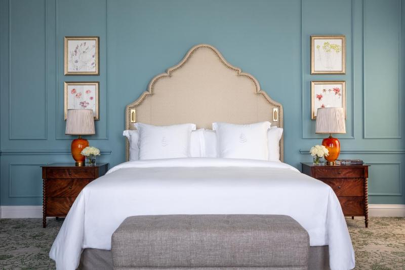 Grand Manor Room with one king bed image 1