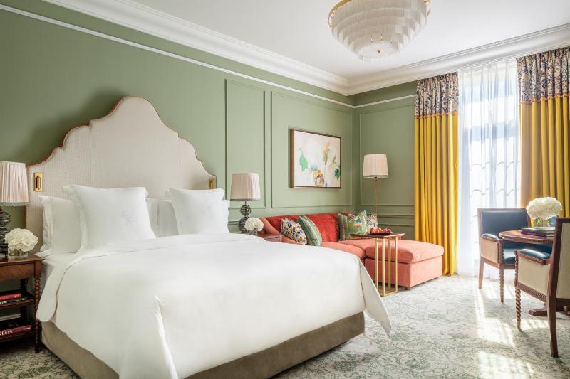 Mews Room with one king bed image 1