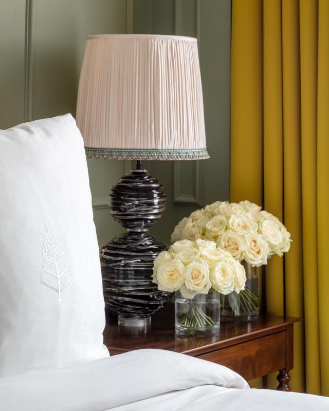 Four Seasons Executive Suite with King Bed image 3