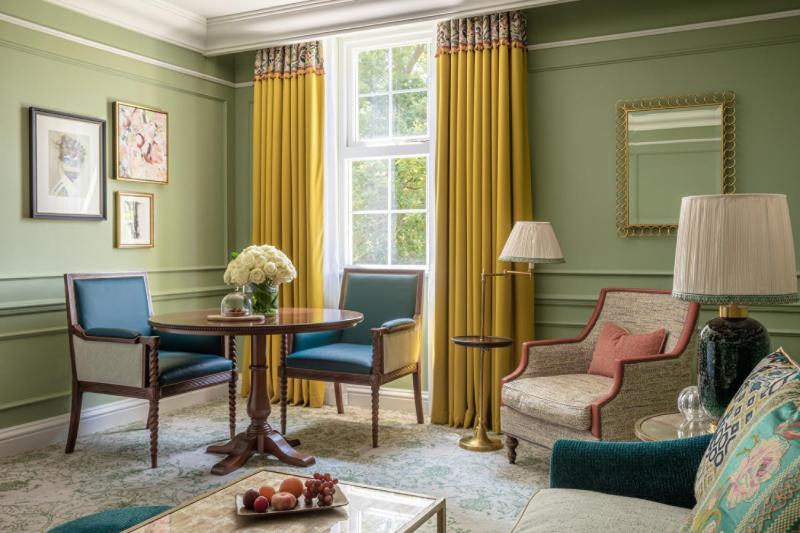 Four Seasons Executive Suite with King Bed image 2