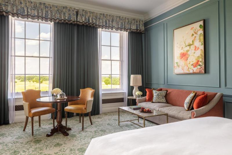 Grand Manor Room with one king bed image 4