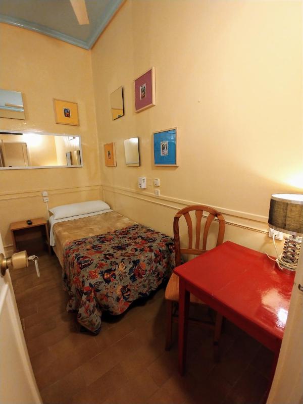 Single Room with Shared Bathroom image 1