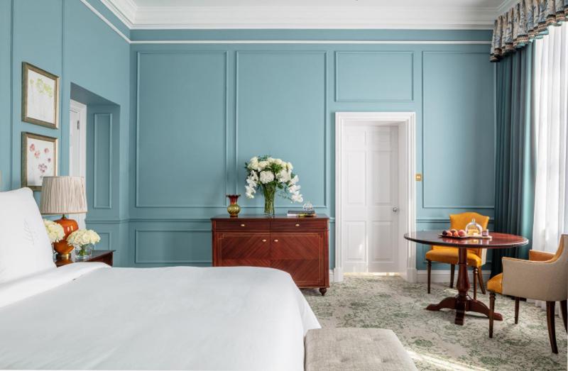 Manor Room with one king bed image 2