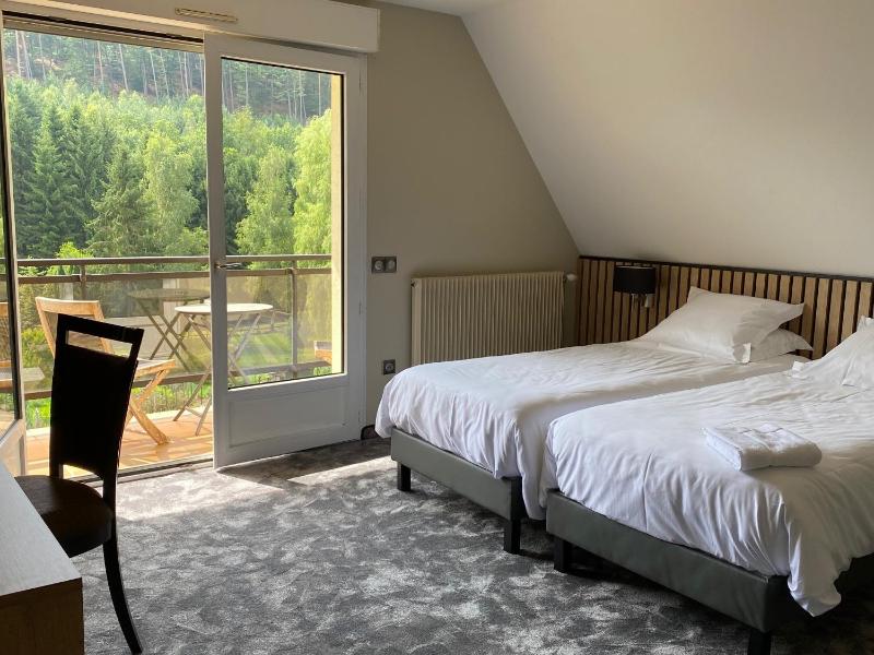 Deluxe Double or Twin Room with Balcony image 4