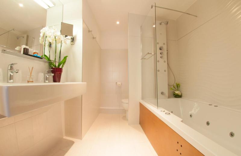 Junior Suite with Free Spa Access image 1